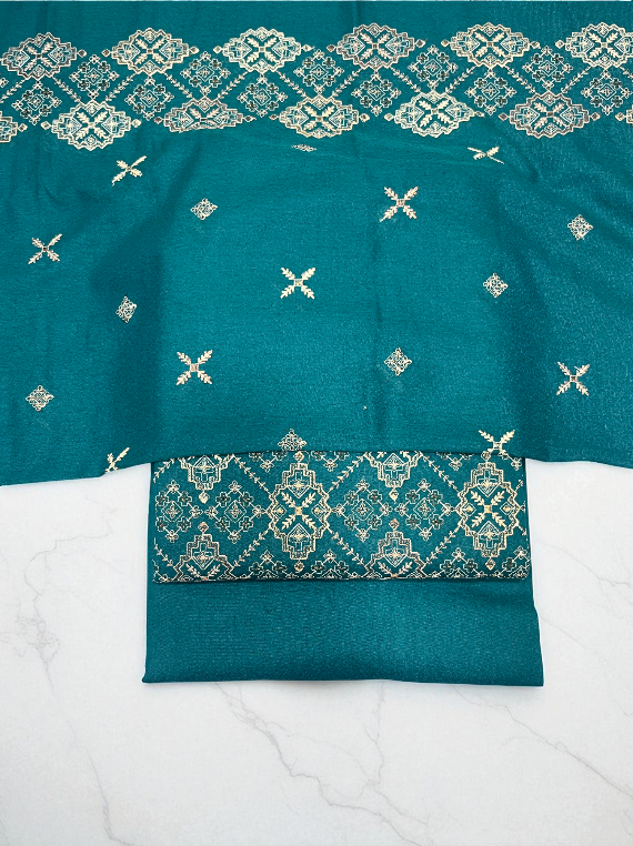 Frosted Elegance Embroidered Karandi Edit25 (25DU04-01)
